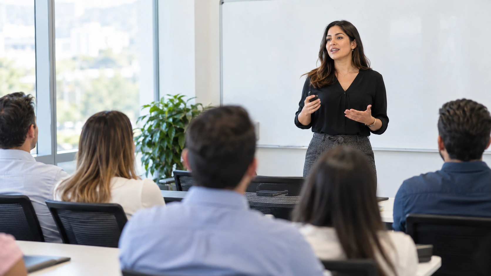 Instructora impartiendo capacitación a un grupo de trabajadores