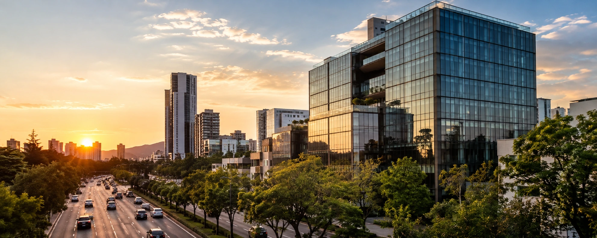 Edificio de oficinas junto a una avenida arbolada